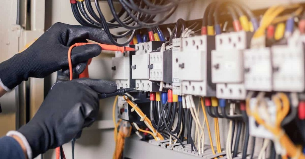 Instalación y mantenimiento de cuadro eléctrico profesional en Barcelona — Instalaciones Olivares